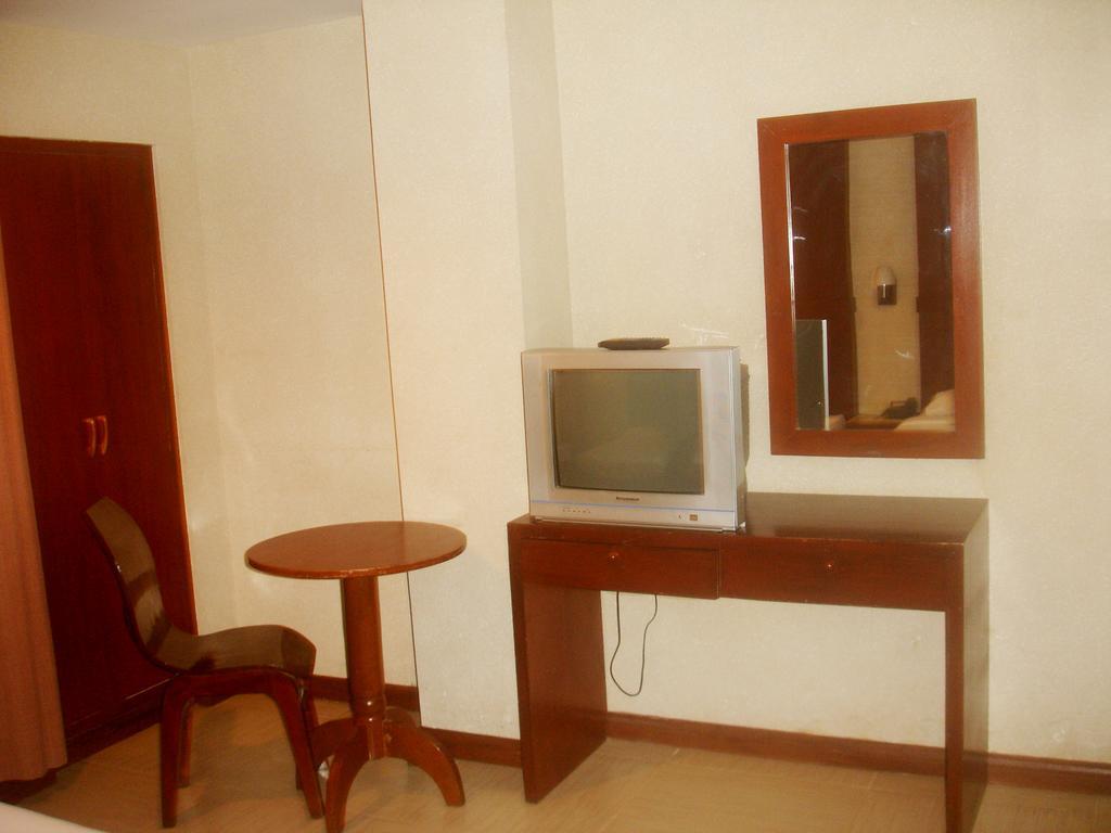 Roxas Midtown Hotel Room photo