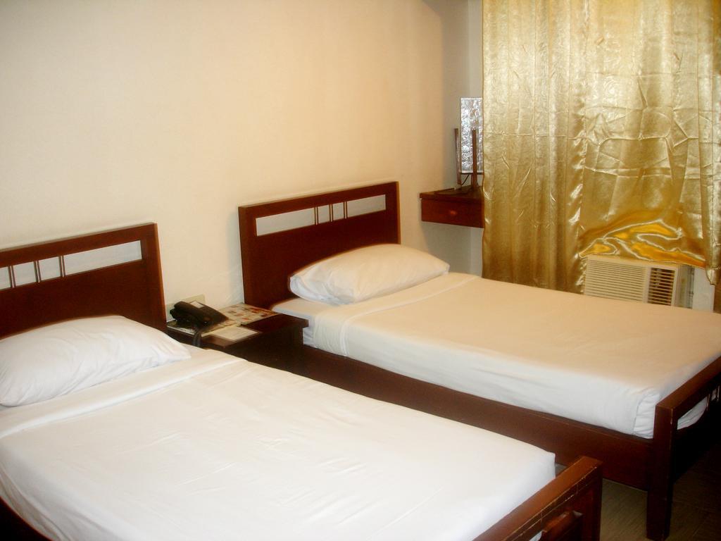 Roxas Midtown Hotel Room photo