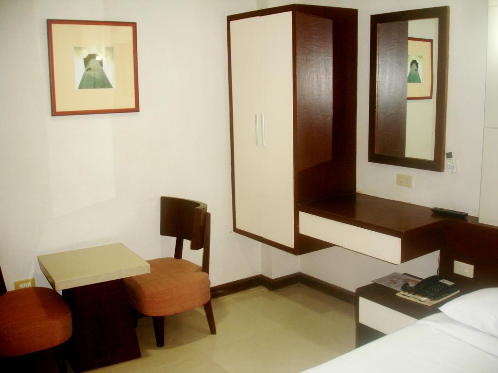 Roxas Midtown Hotel Room photo