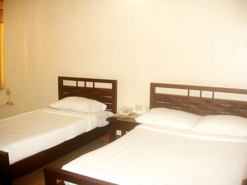 Roxas Midtown Hotel Room photo