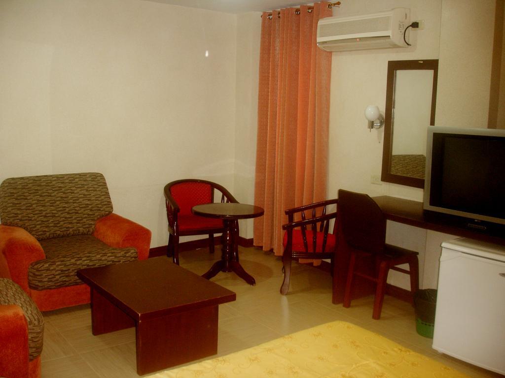 Roxas Midtown Hotel Room photo